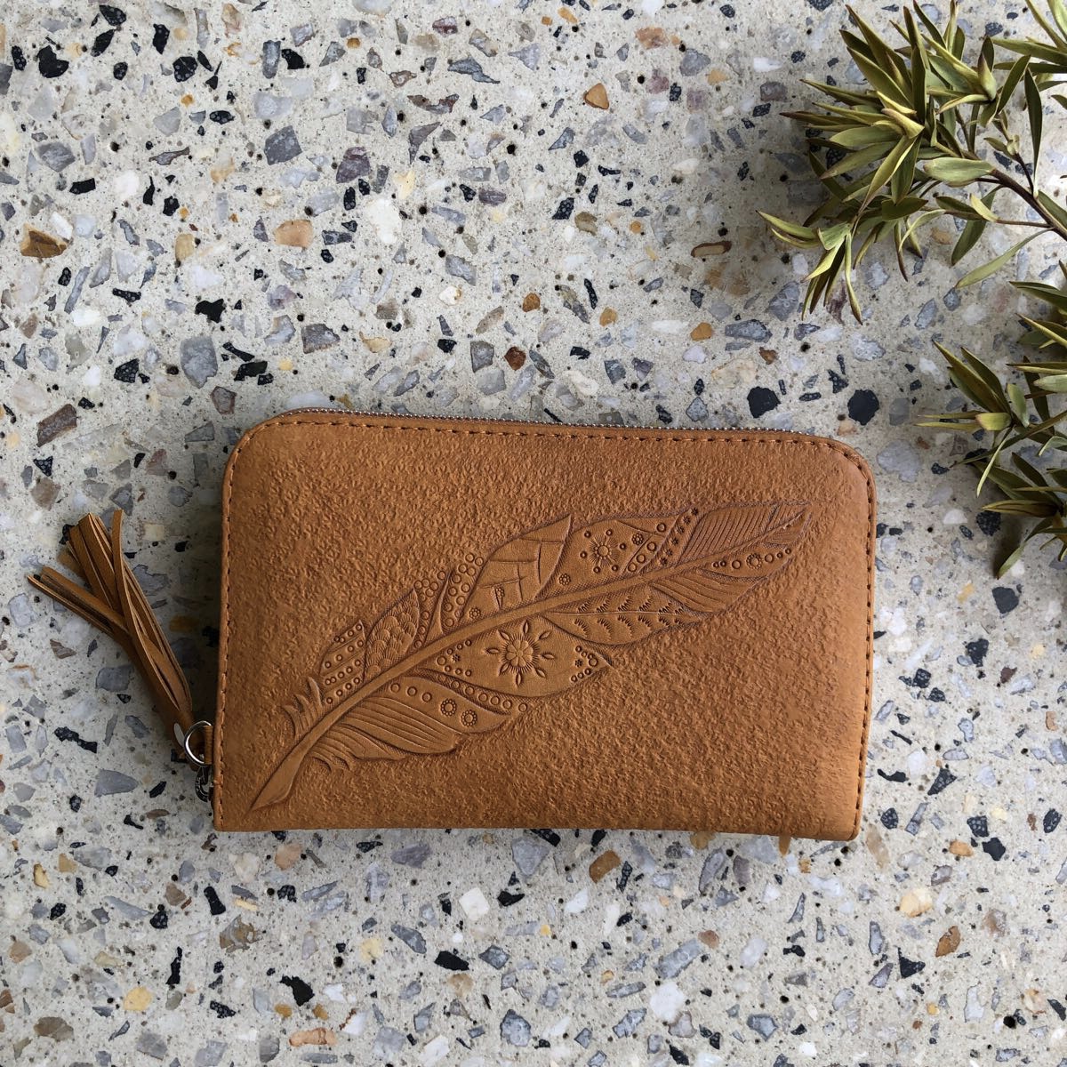 HAND TOOLED BOHO FEATHER ZIP ROUND WALLET Shoe Shu