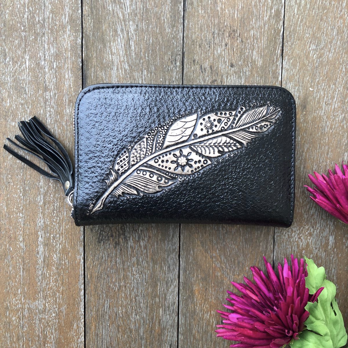 HAND TOOLED BOHO FEATHER ZIP ROUND WALLET Shoe Shu