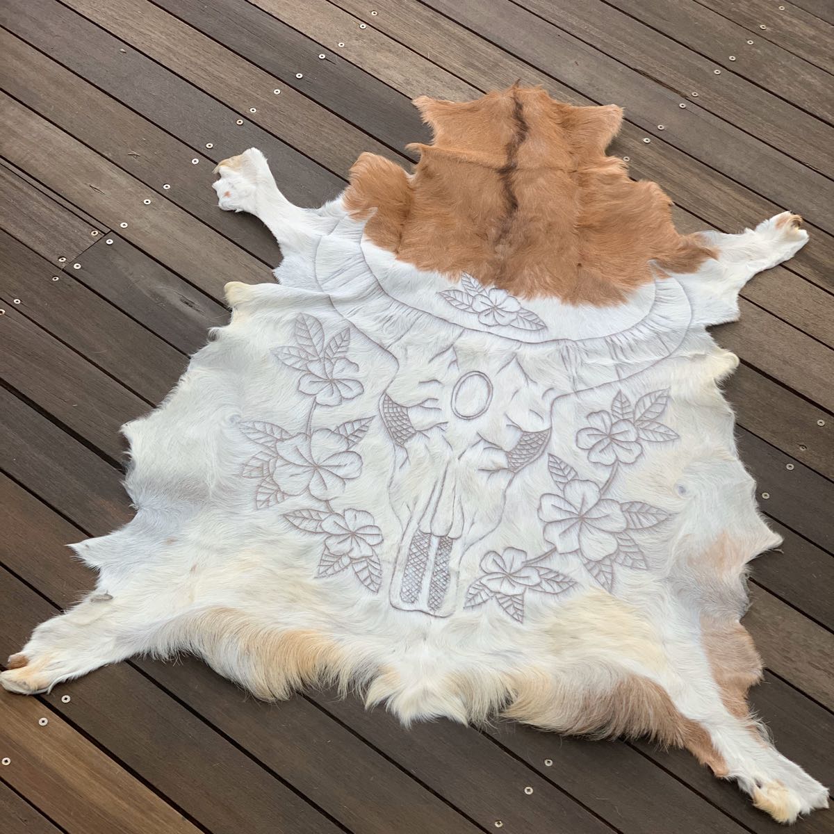 HIDE CARVED BUFFALO RUG Shoe Shu